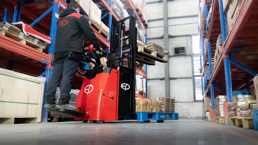 elektrisk staplare med åkplatta